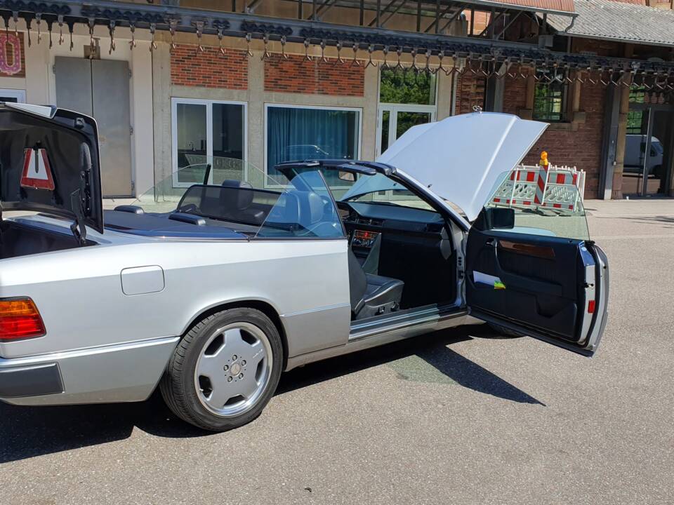Imagen 66/94 de Mercedes-Benz 300 CE-24 3.4 AMG (1992)