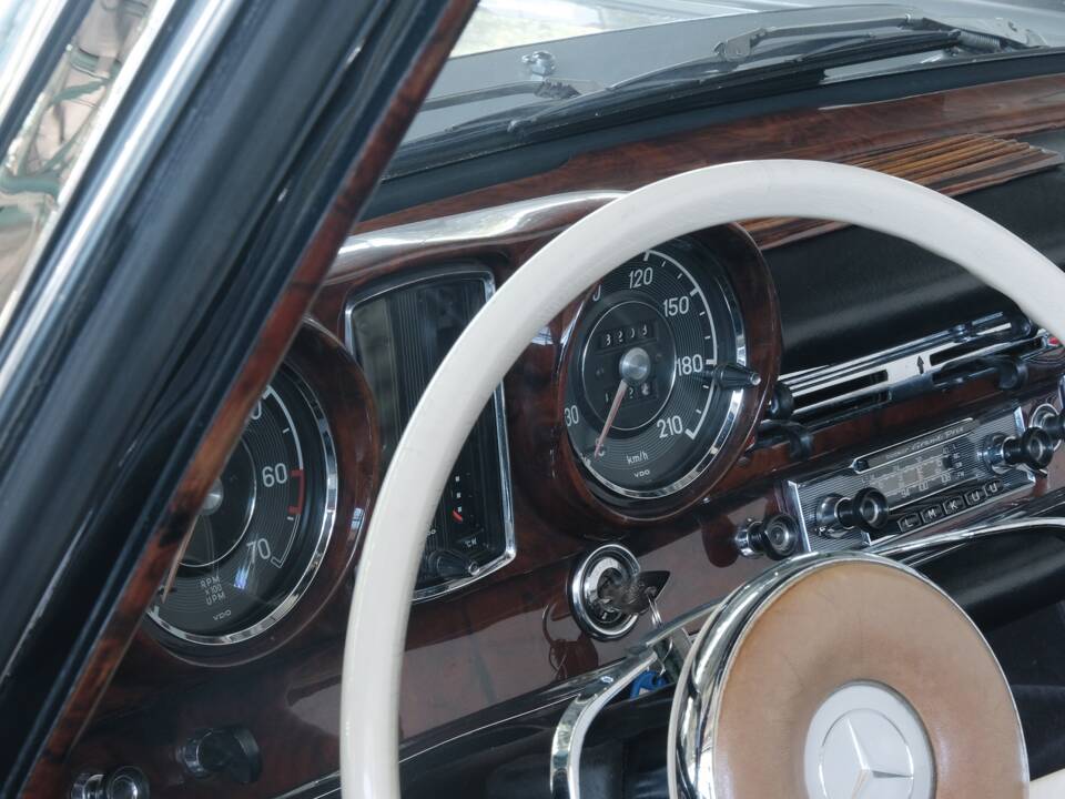 Image 22/49 of Mercedes-Benz 220 SE b (1962)