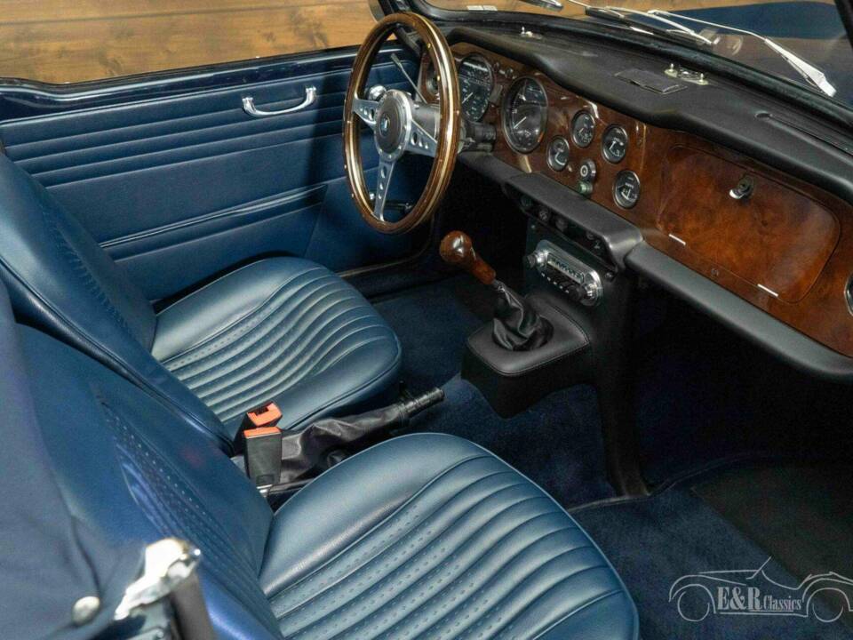Image 15/19 of Triumph TR 250 (1968)