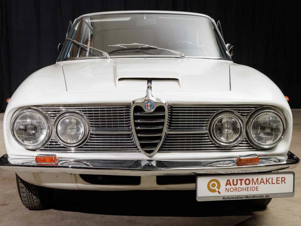 Image 4/98 of Alfa Romeo 2600 Sprint (1964)