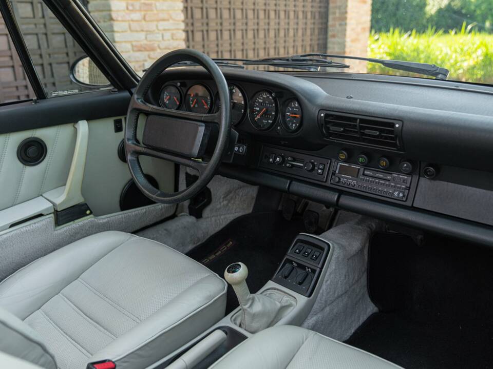 Immagine 38/50 di Porsche 911 Carrera 4 (1990)