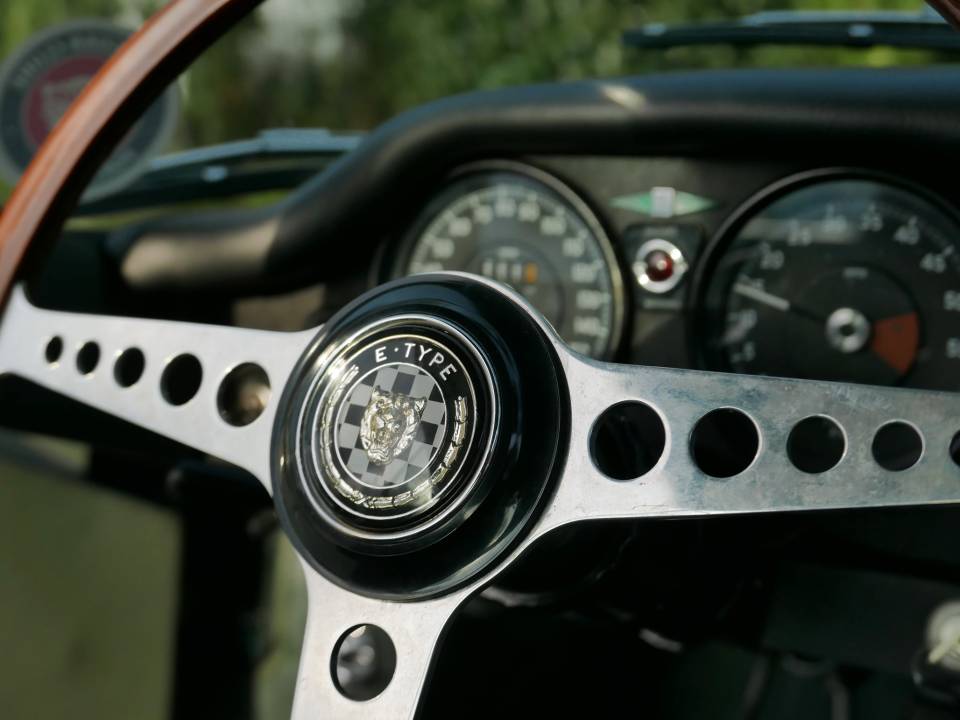 Bild 24/50 von Jaguar E-Type (1968)