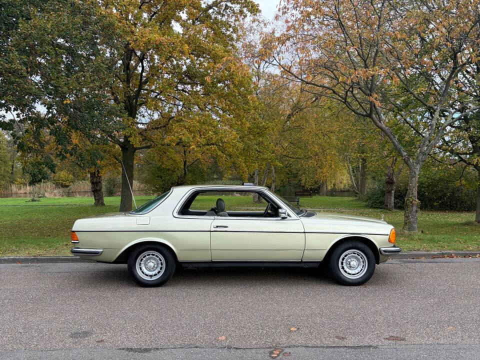 Afbeelding 25/35 van Mercedes-Benz 280 CE (1983)