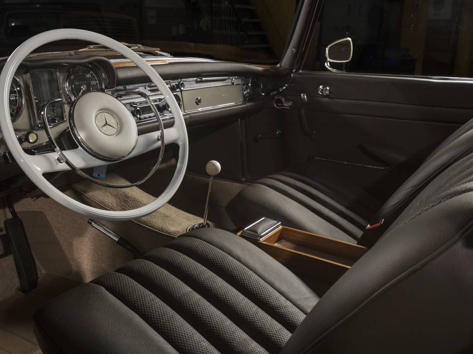 Pagoda 230 SL, interior