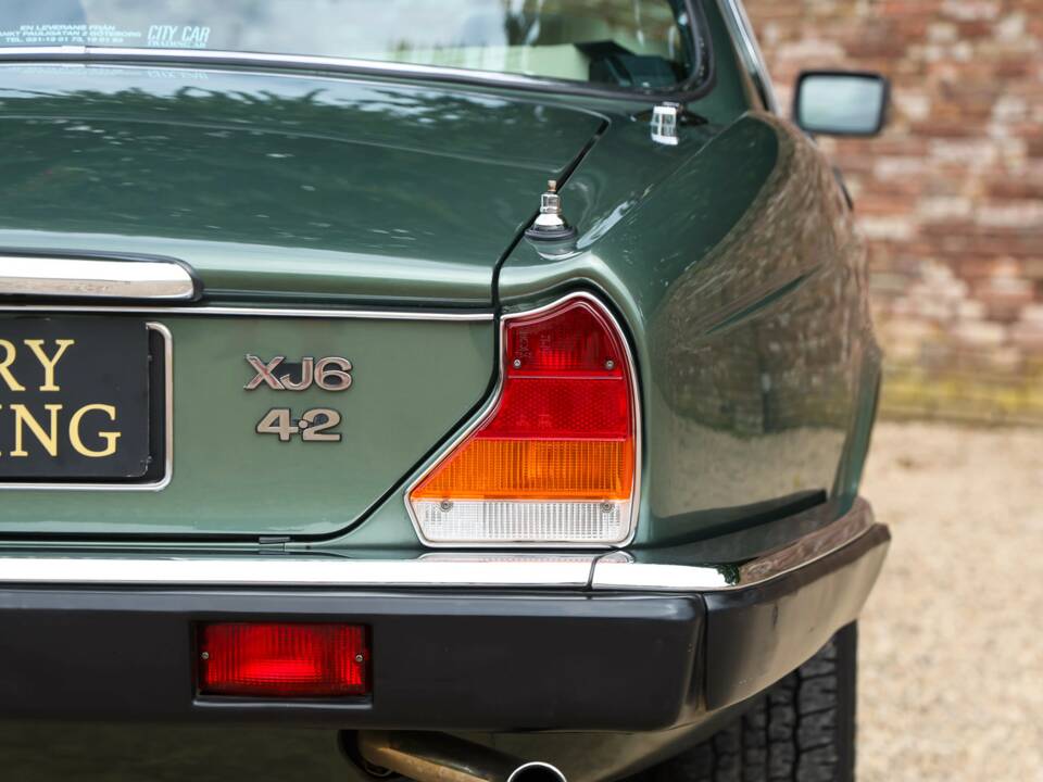Image 44/50 of Jaguar XJ 6 4.2 (1985)