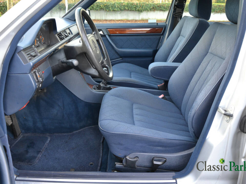 Image 10/39 of Mercedes-Benz 200 D (1993)