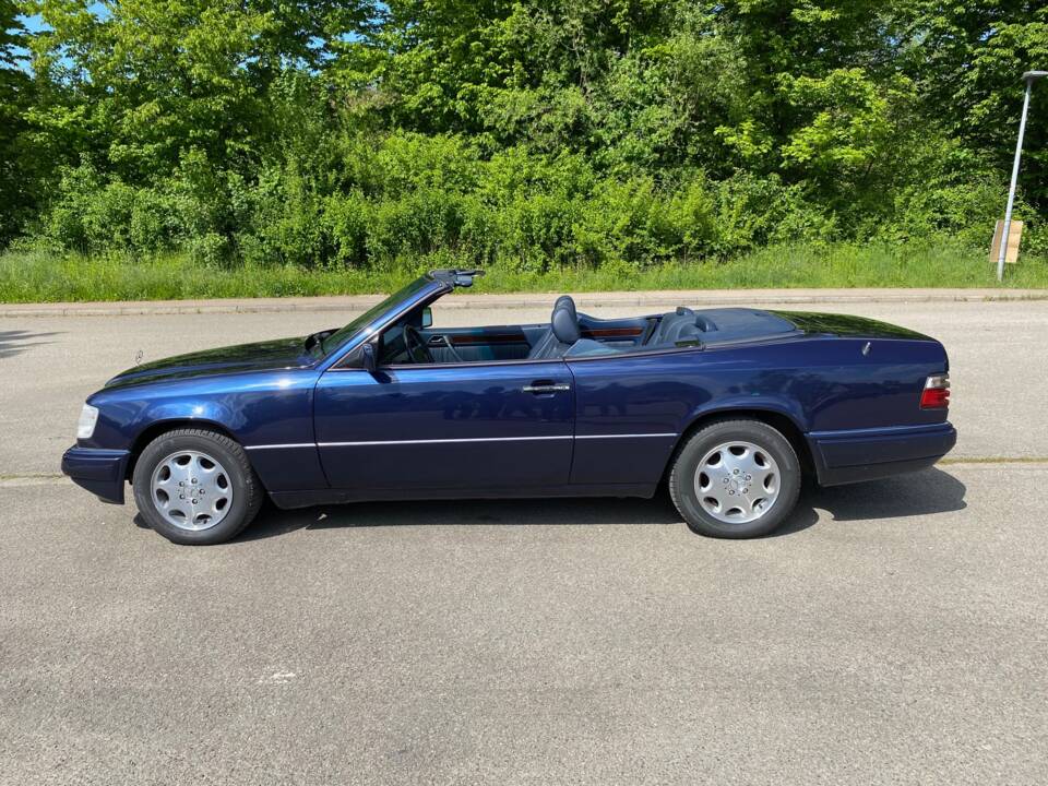 Image 3/31 of Mercedes-Benz E 220 (1994)