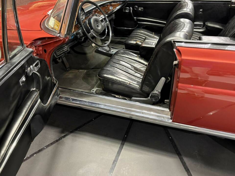Image 33/49 de Mercedes-Benz 280 SE 3,5 (1971)