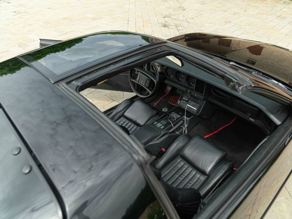 Bild 34/50 von Pontiac Firebird TransAm (1989)