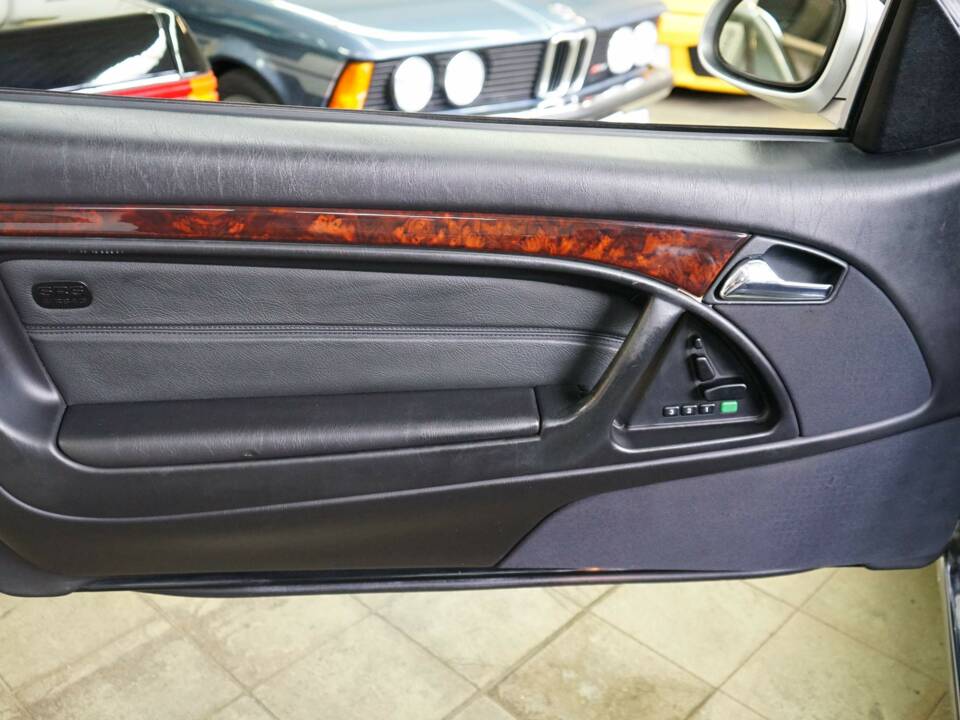 Image 26/33 of Mercedes-Benz SL 500 (2001)
