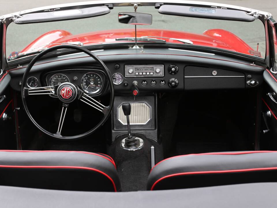 Image 4/49 of MG MGB (1966)