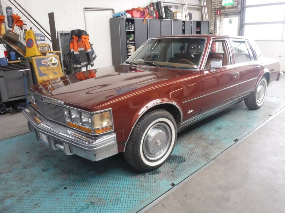 Image 11/49 of Cadillac Seville Sedan 6.0L (1979)