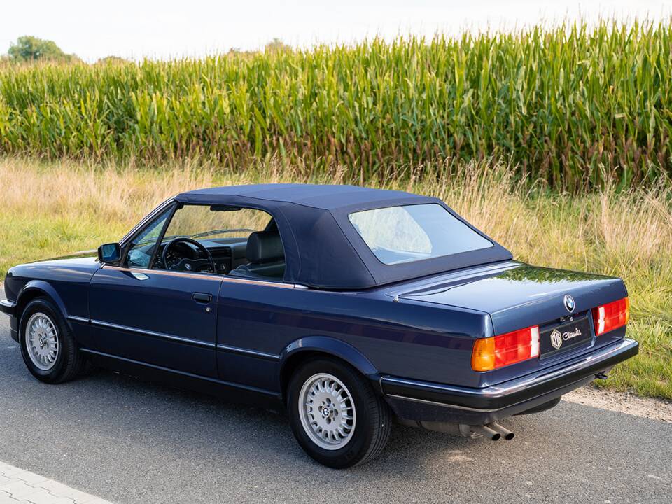 Immagine 33/35 di BMW 320i (1988)