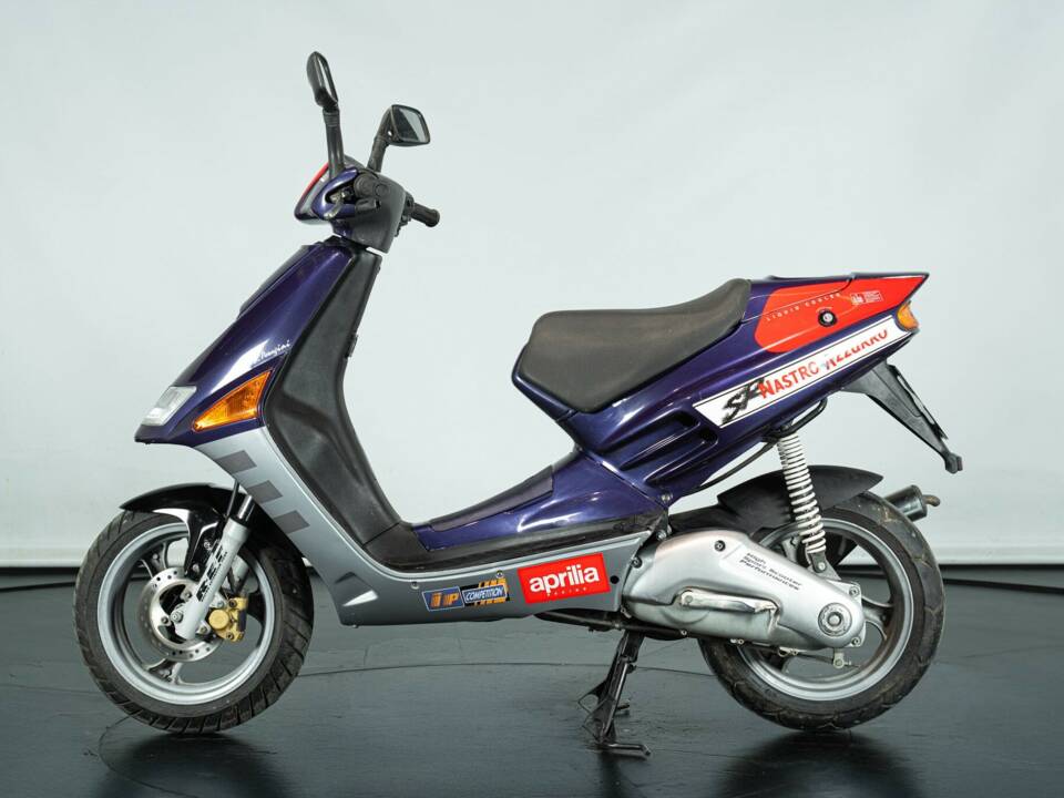 Image 1/21 de Aprilia SR 50 (1996)