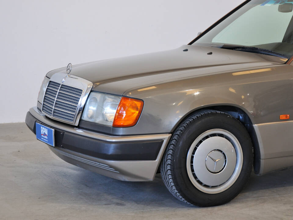 Image 7/25 of Mercedes-Benz 200 E (1992)