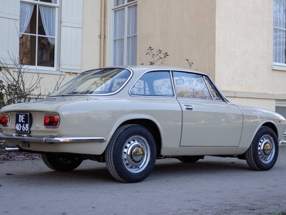 Image 12/54 of Alfa Romeo Giulia GT 1300 Junior (1972)