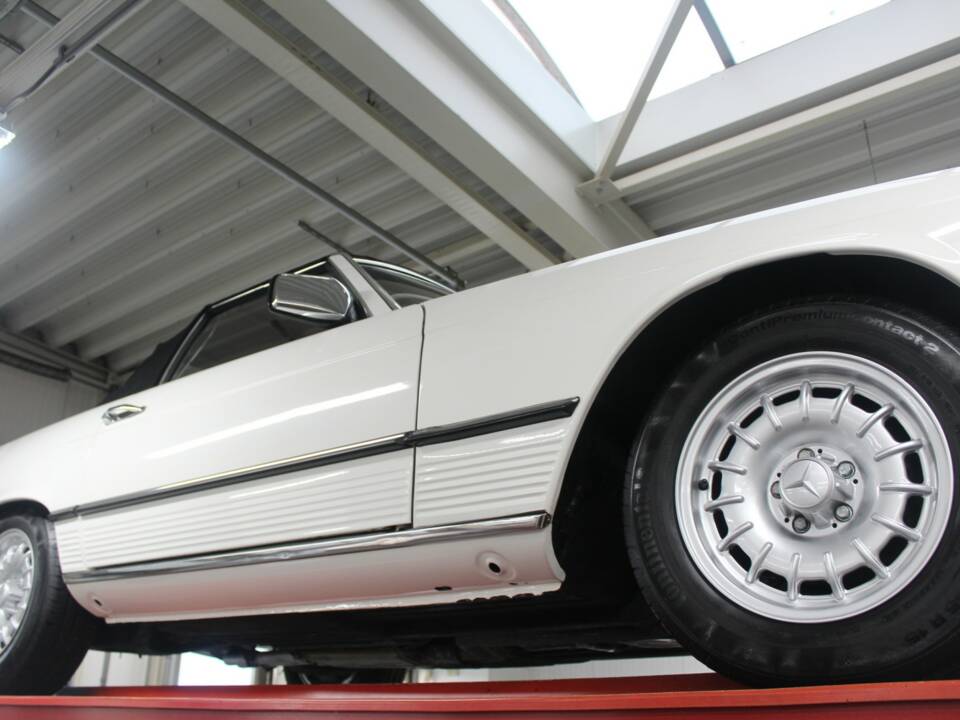 Image 10/50 de Mercedes-Benz 280 SL (1977)