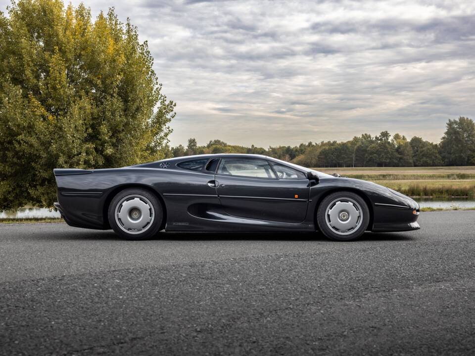Image 25/60 of Jaguar XJ 220 (1992)