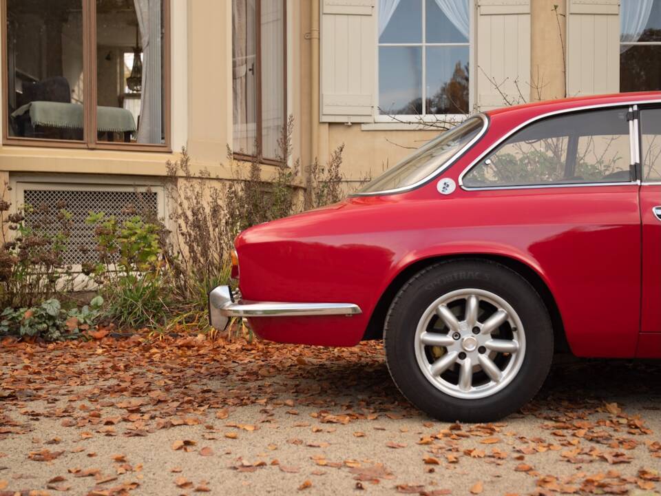 Image 16/28 of Alfa Romeo 2000 GT Veloce (1972)