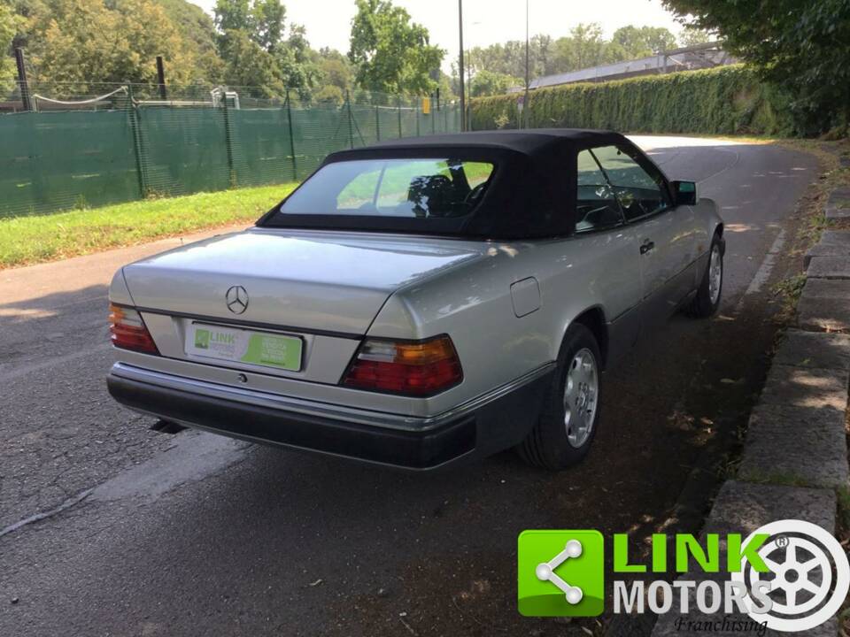 Image 3/10 de Mercedes-Benz 300 CE-24 (1993)