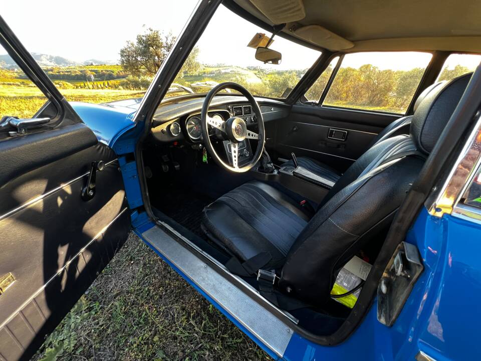 Image 26/50 of MG MGB GT (1972)
