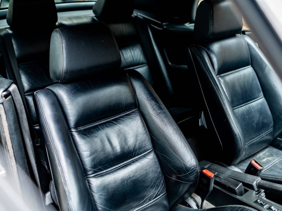Bild 39/47 von BMW 320i (1990)