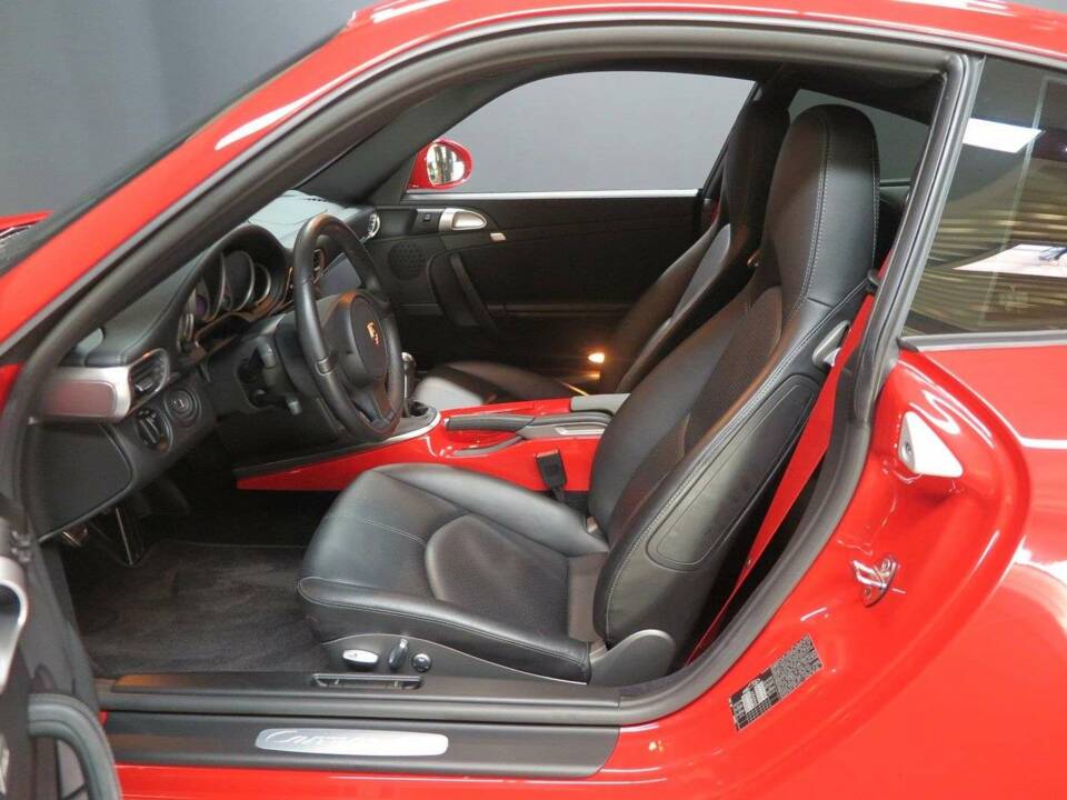 Image 12/50 of Porsche 911 Carrera 4S (2011)