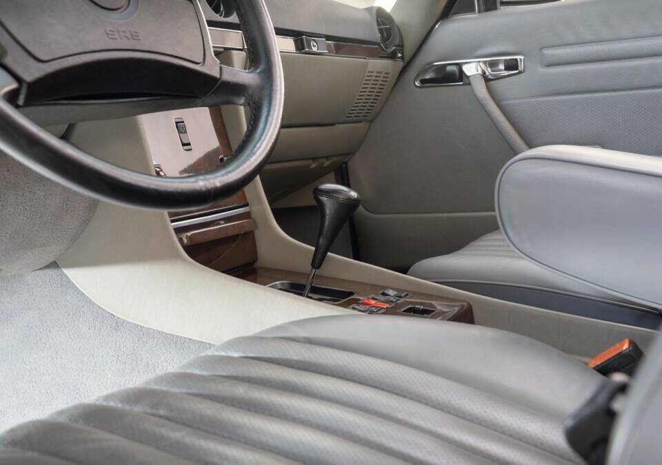 Image 19/29 of Mercedes-Benz 560 SL (1987)