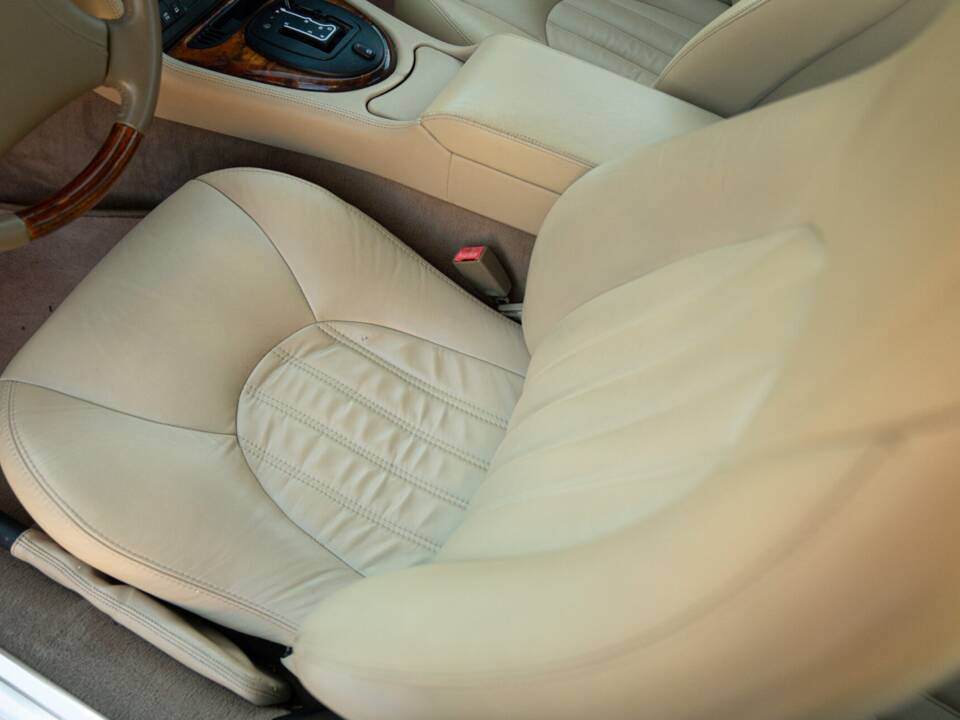 Image 22/50 de Jaguar XK8 4.0 (1998)