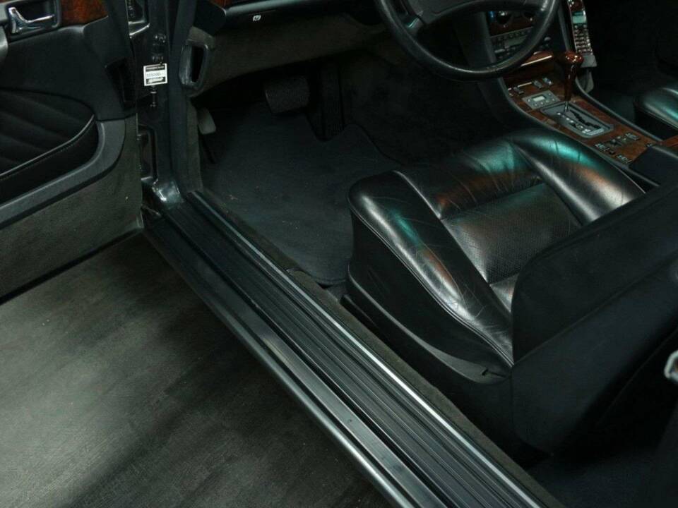 Immagine 12/50 di Mercedes-Benz 560 SEC (1990)