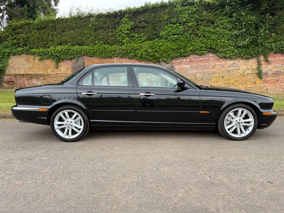 Image 6/13 of Jaguar XJR (2004)