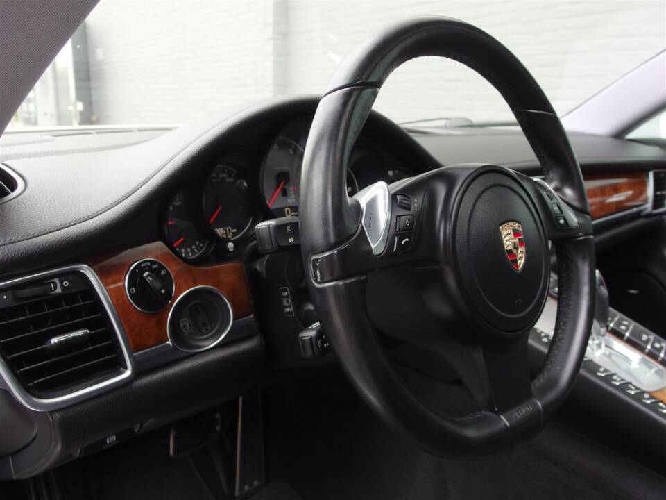 Image 49/98 of Porsche Panamera S (2010)