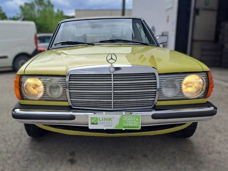Bild 2/49 von Mercedes-Benz 200 (1979)