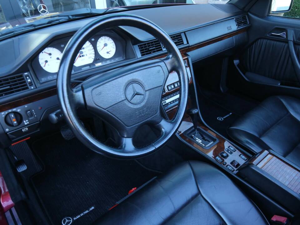 Bild 15/50 von Mercedes-Benz 300 CE-24 3.4 AMG (1993)