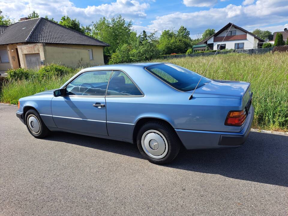 Image 3/12 of Mercedes-Benz 230 CE (1989)
