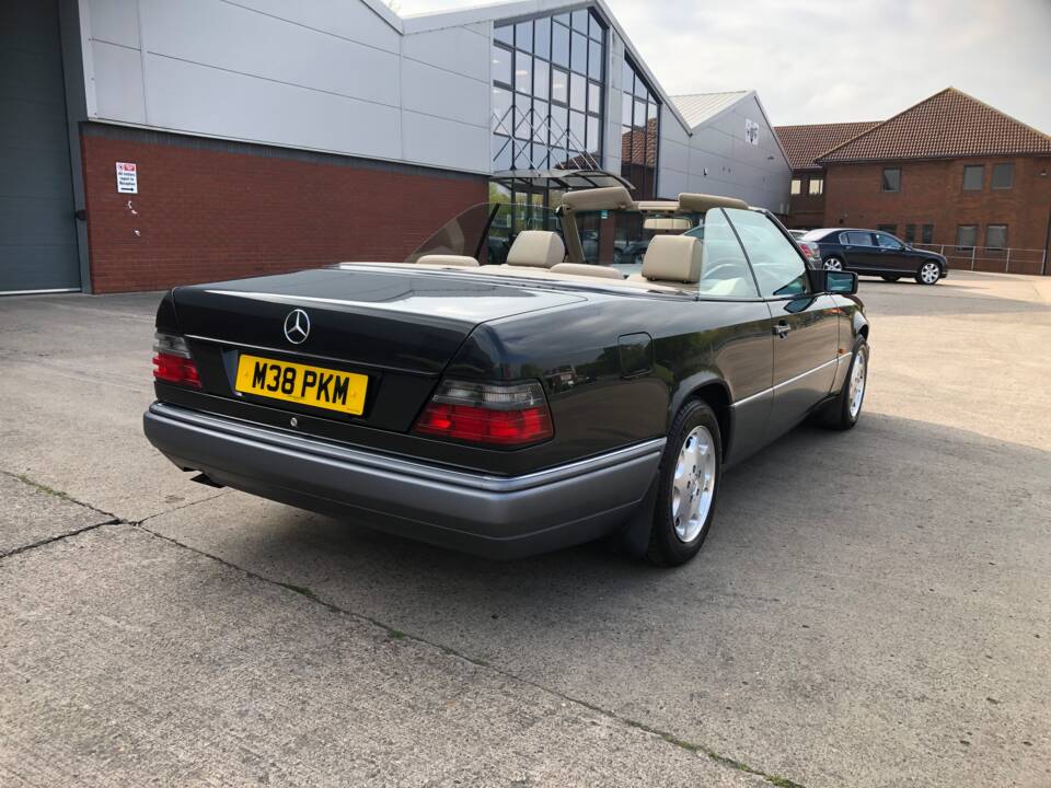 Image 3/7 of Mercedes-Benz E 320 (1995)