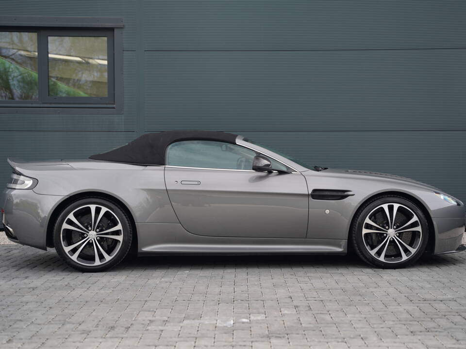 Image 32/50 of Aston Martin V12 Vantage S (2012)