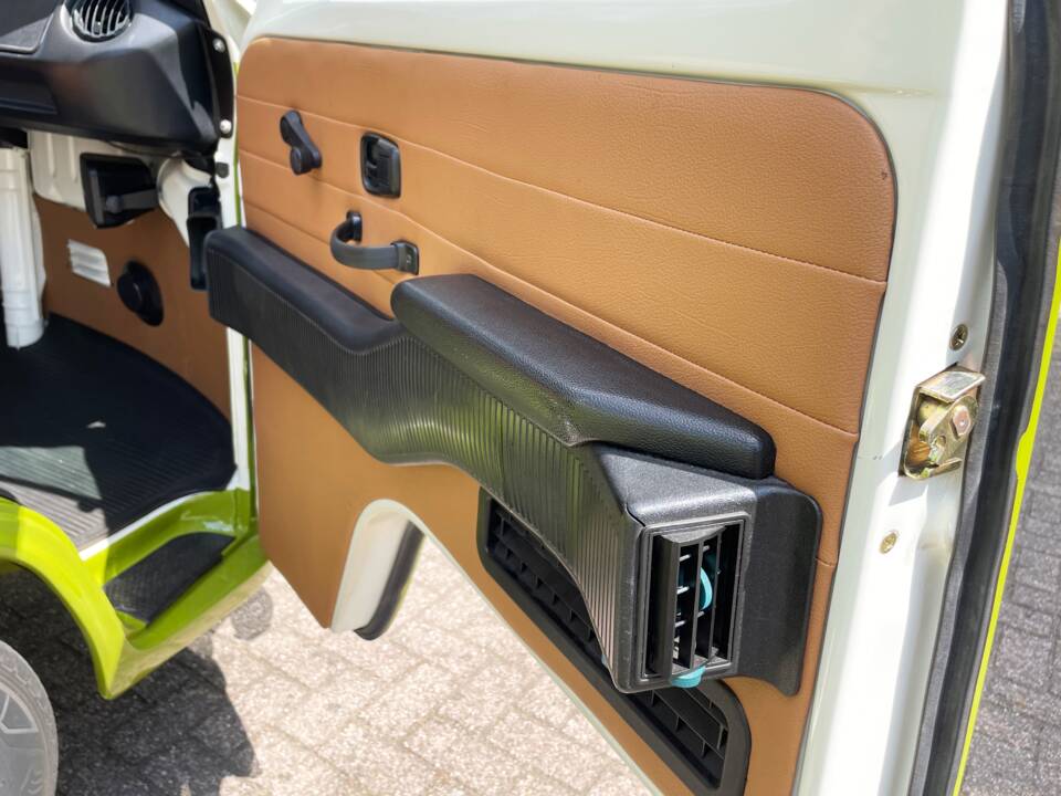 Image 37/73 of Volkswagen T2b Kombi (1978)