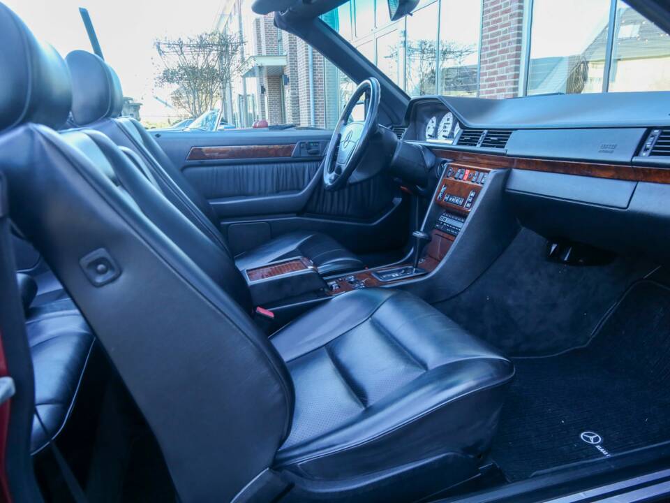 Immagine 48/50 di Mercedes-Benz 300 CE-24 3.4 AMG (1993)