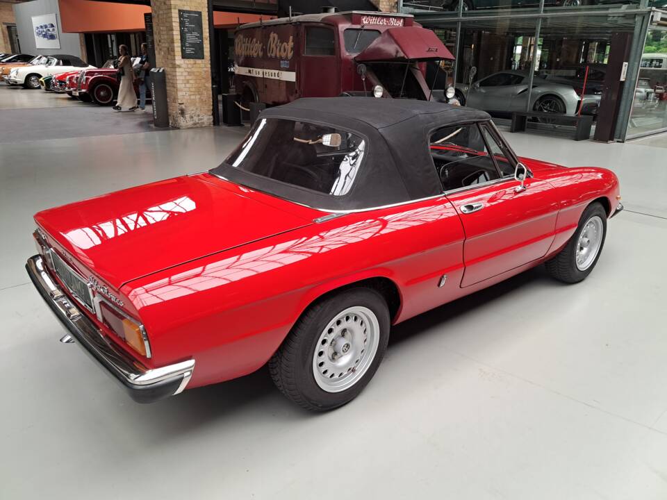 Image 26/38 of Alfa Romeo 2000 Spider Veloce (1978)