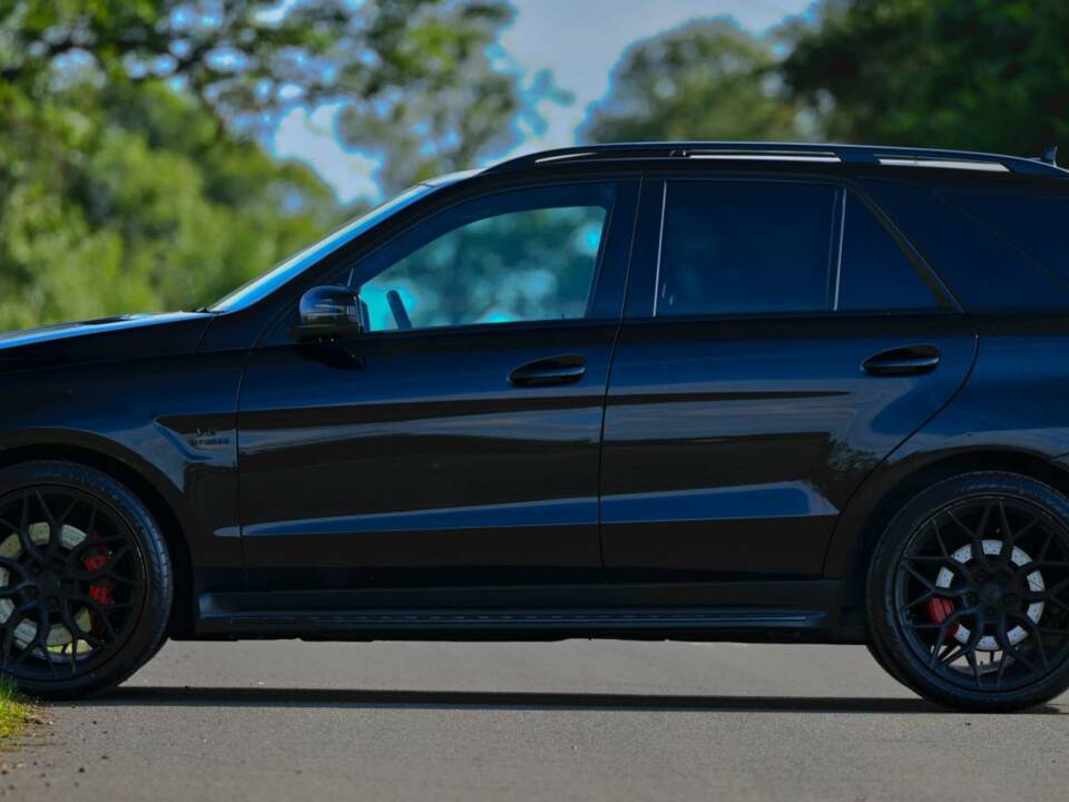 Image 11/49 of Mercedes-Benz ML 63 AMG (2013)