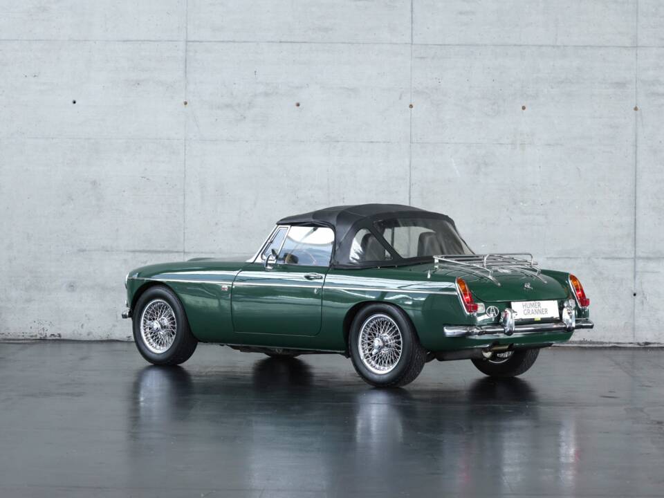 Image 2/41 of MG MGC (1969)