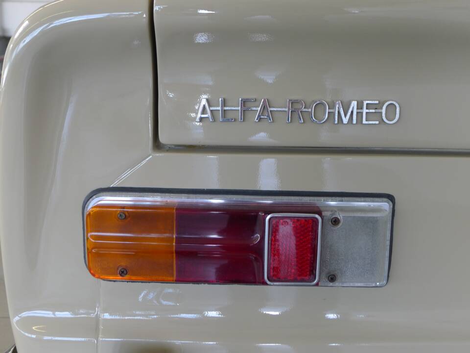 Image 21/26 of Alfa Romeo Giulia 1300 TI (1970)