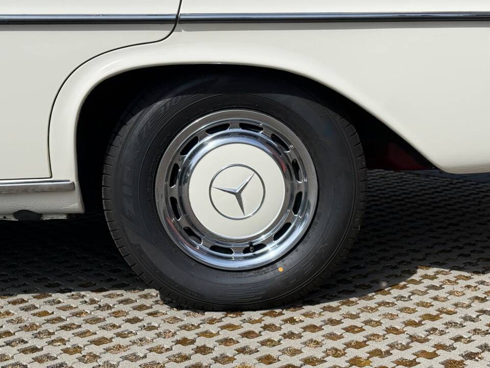 Image 8/54 de Mercedes-Benz 280 SE 3,5 (1970)