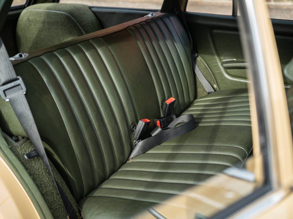 Image 44/53 de Mercedes-Benz 200 T (1982)
