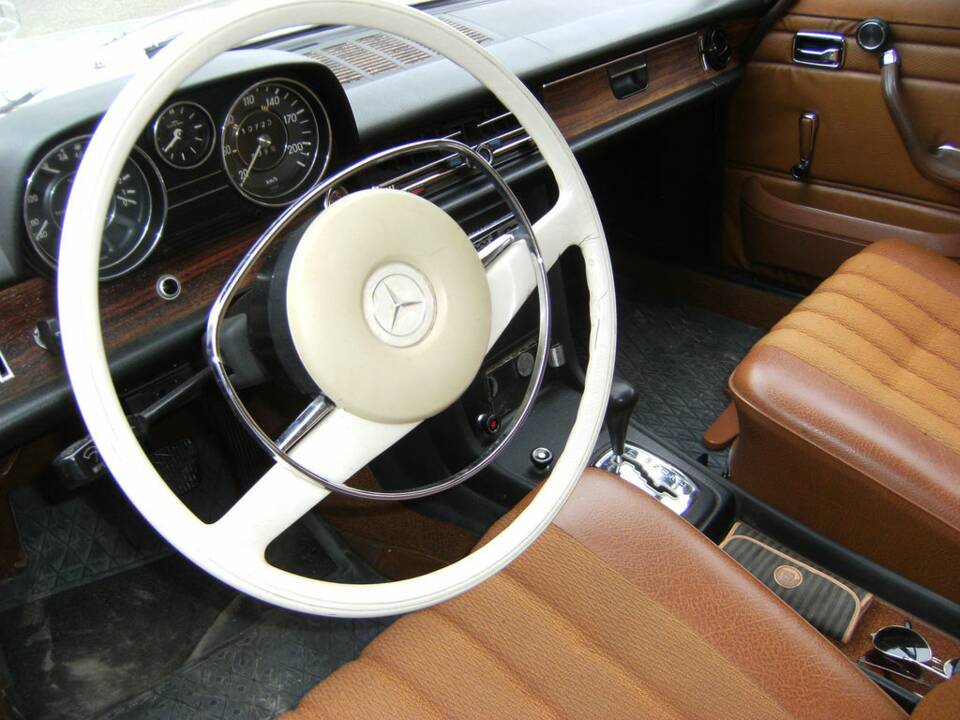 Image 2/8 of Mercedes-Benz 230 (1972)