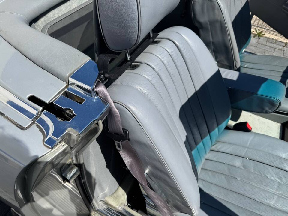 Image 25/28 of Mercedes-Benz 380 SL (1981)