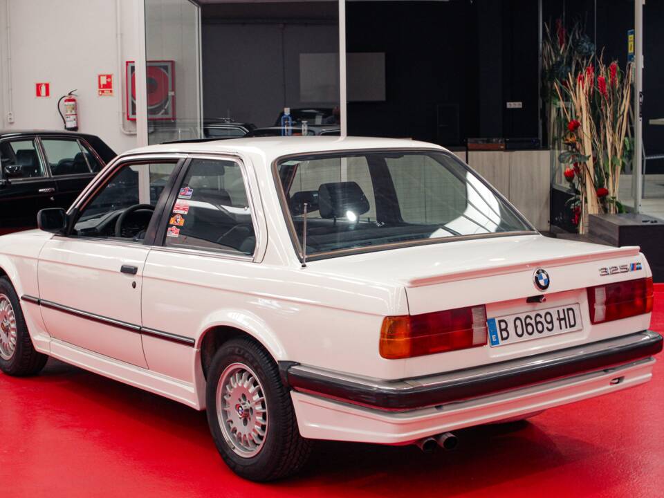 Image 25/38 of BMW 325i (1986)