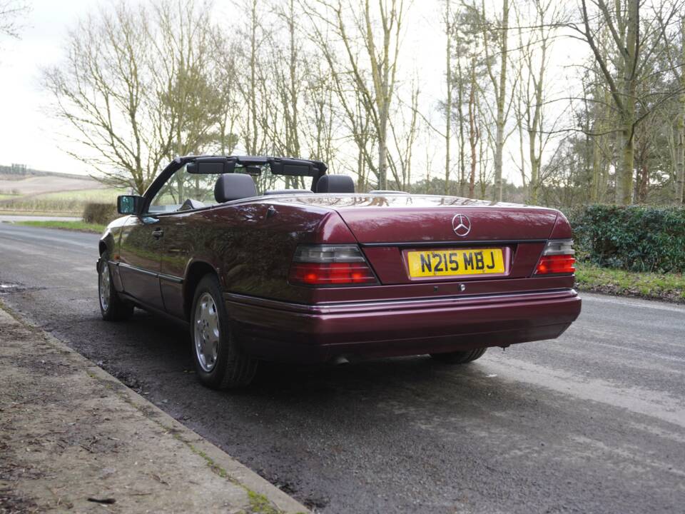 Image 4/20 of Mercedes-Benz E 220 (1996)
