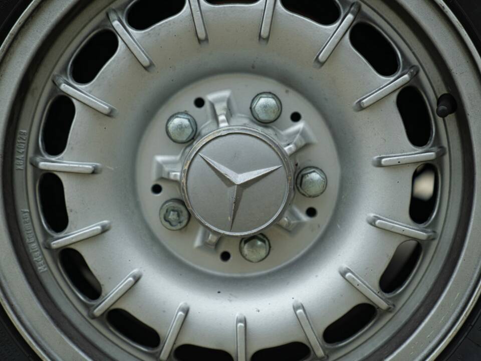 Image 26/50 of Mercedes-Benz 500 SLC (1984)